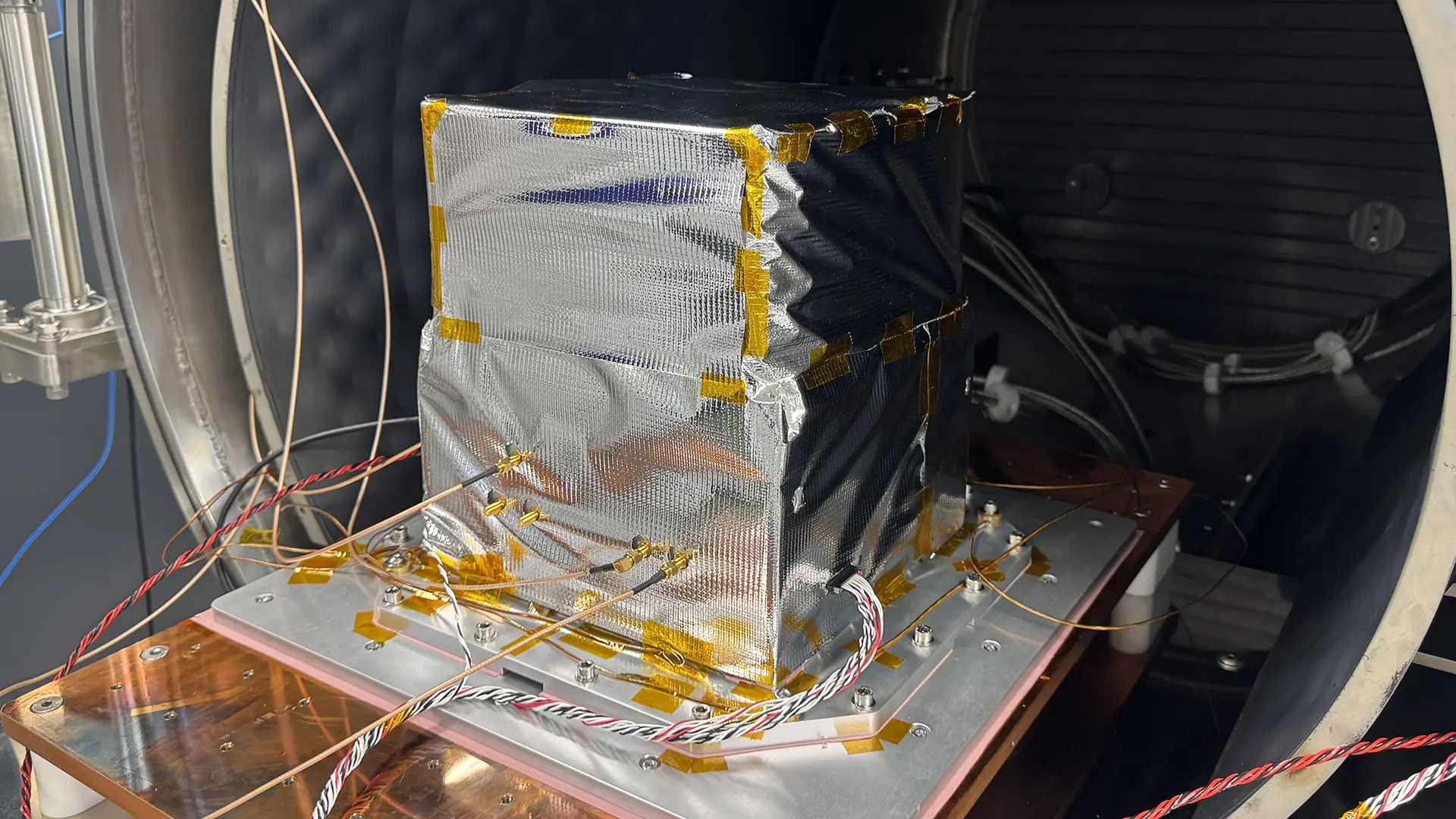 TEMPOSpace PFM testing_PhotoCredit_QuantX Labs copy QuantX Labs’ TEMPO.Space optical atomic clock in testing